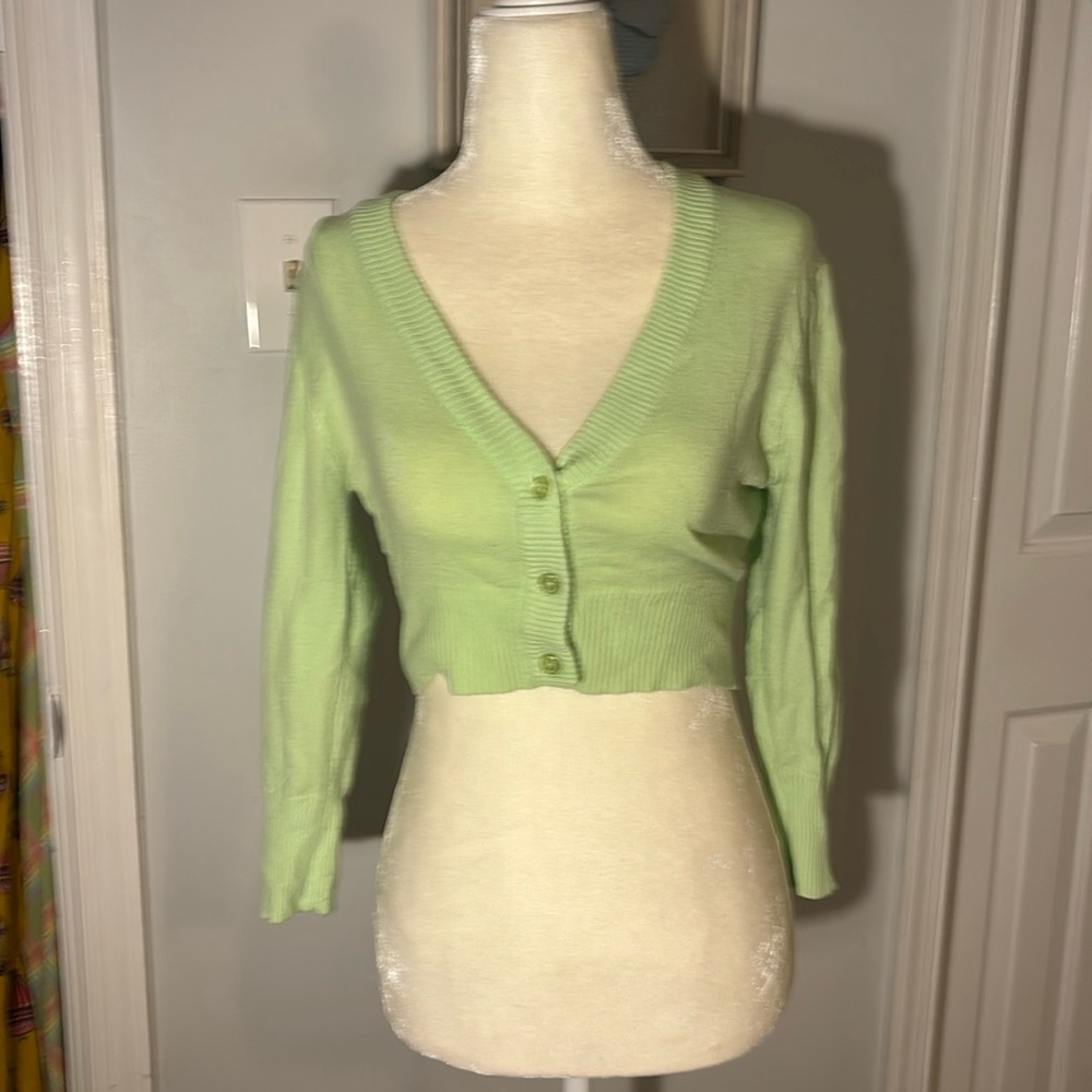 BEAUTIFUL LIME GREEN 3 BUTTON CARDIGAN SWEATER